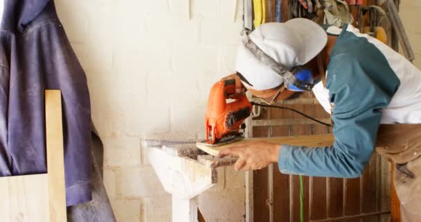 Surfbrettmacher Mit Maschine Auf Holzplanke Werkstatt — Stockvideo