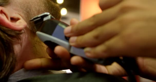 Homme Obtenir Barbe Parée Avec Tondeuse Salon Coiffure — Video