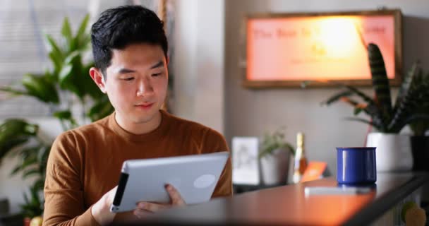 Uomo Che Utilizza Tablet Digitale Sul Bancone Della Cucina Casa — Video Stock