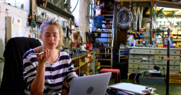 Vacker Kvinna Talar Mobiltelefon När Använder Laptop Workshop — Stockvideo