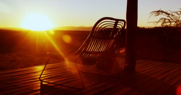 Sillas Porche Granja Durante Amanecer Luz Del Sol — Vídeos de Stock