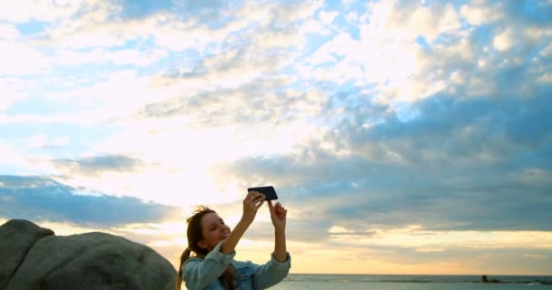 Vacker Kvinna Tar Selfie Beach — Stockvideo