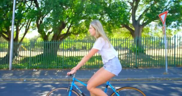 Молода Жінка Їде Велосипеді Вулиці — стокове відео
