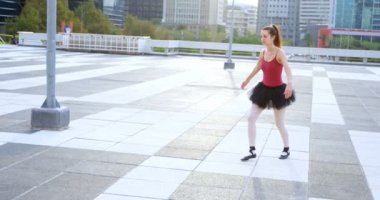 4 k şehirde kaldırım üzerinde pratik balet