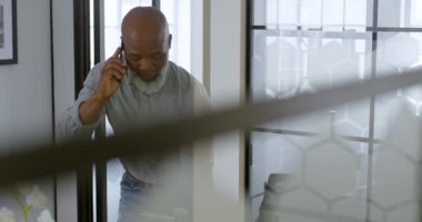 Olgun işadamı ofisinde 4 k telefonda konuşuyor