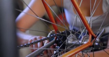 Güzel kadın atölyesinde 4 k Bisiklet tamir