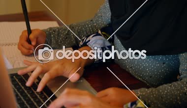 Kızı eve 4 k onun ödev yaparken dizüstü kullanan kadın