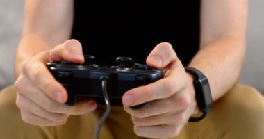 Adam kanepede 4 k joystick oyun oynarken Close-up
