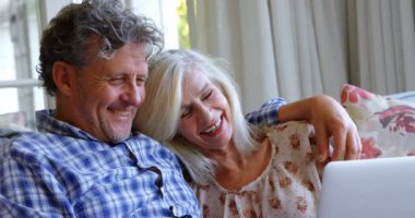 Mutlu üst düzey çift dizüstü ev 4 k kanepenin üzerinde kullanma