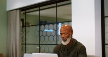 Komuta sizde office 4 k konferans odasında dizüstü bilgisayar kullanarak