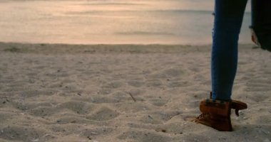 4 k kumsalda yürüyen kadın düşük bölümü