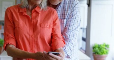 Üst düzey iki cep telefonuyla verandada ev 4 k