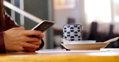 Restoranda 4 k cep telefonu kullanan güzel kadın