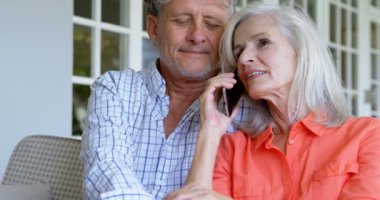 Üst düzey kadın erkeğini kanepe evde yanındaki cep telefonunda 4 k söz