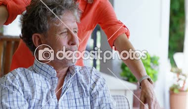 Verandada evde 4 k sarılma üst düzey çiftin yakın çekim