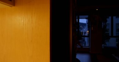 Düşünceli kadın ev 4 k mutfakta buzdolabı kapı açma