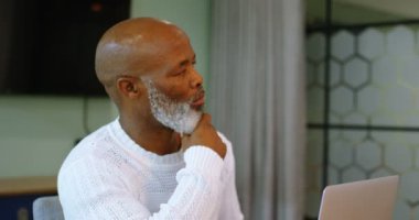 Komuta sizde office 4 k konferans odasında dizüstü bilgisayar kullanarak