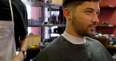 Adam ile kuaför berber dükkanı 4 k saçına kırpma sırasında etkileşim