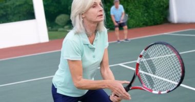 Üst düzey çift tenis Tenis Kortu 4 k içinde oynamaya konsantre
