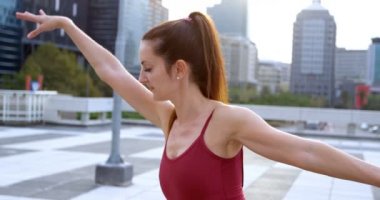 4 k şehirde kaldırımda germe balet