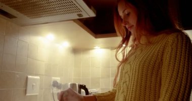 Güzel kadın ev 4 k mutfak gıda hazırlama