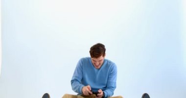 Mavi bir arka plana dayanır 4 k laptop joystick oyun oynuyor adam