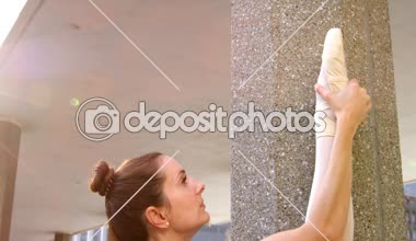 4 k kaldırımda ayağı üzerinde uzanan balet