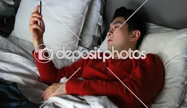 Adam cep telefonuyla yatağa ev 4 k