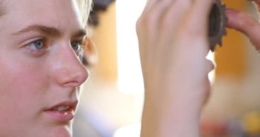 Güzel kadın Bisiklet atölyesinde 4 k parçaları tamir