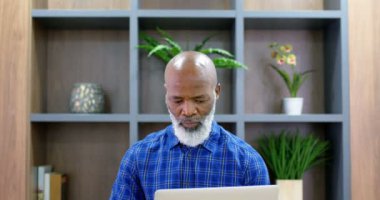 Komuta sizde Office 4 k konferans salonunda dizüstü bilgisayar kullanarak