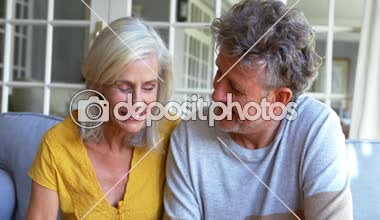 Üst düzey çift dijital tablet verandada ev 4 k kullanma.