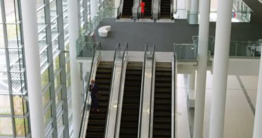 Yürüyen merdiven 4 k ofisinde Taşınılan işadamı