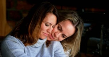 Lezbiyen çift evde 4 k sarılma Close-up