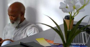 Cep telefonunuzun ve 4 k ofiste katta oturan işadamı