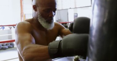 Komuta sizde Boks kum torbası 4 k üzerinde pratik Close-up