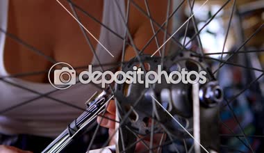 Güzel kadın atölyesinde 4 k Bisiklet tamir