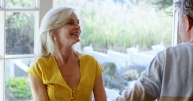 4 k verandada evde dans romantik üst düzey çift