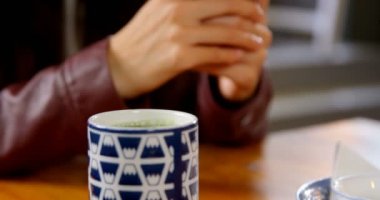 Restoranda 4 k cep telefonu kullanan güzel kadın