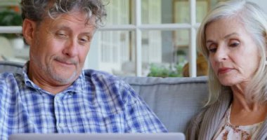 Üst düzey çift dizüstü ev 4 k kanepenin üzerinde kullanma