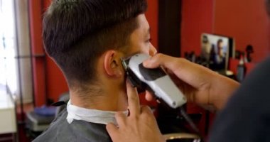 Adam onun saç getting düzeltici, berber dükkanı 4 k ile kesilmiş