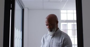 Cep telefonunuzun ve 4 k ofiste işadamı gülümseyen