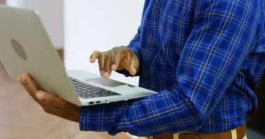 Komuta sizde office 4 k konferans odasında dizüstü bilgisayar kullanarak