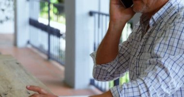 Komuta sizde verandada 4 k laptop kullanırken cep telefonda konuşurken