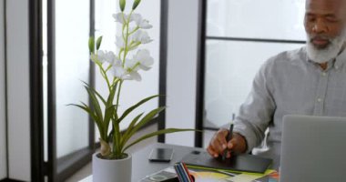 Resepsiyon ofisi 4 k üzerinde grafik tablet kullanarak iş adamı