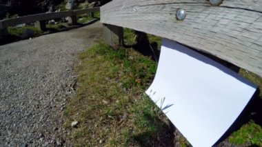 El hareketi üzerinde afişini güneşli günde gösterilmeden gölgesi