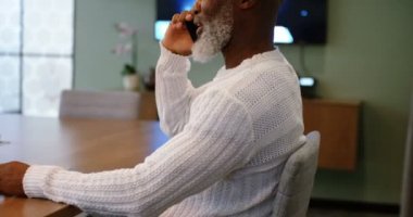 Komuta sizde 4 k ofiste dizüstü bilgisayar kullanırken cep telefonda konuşurken