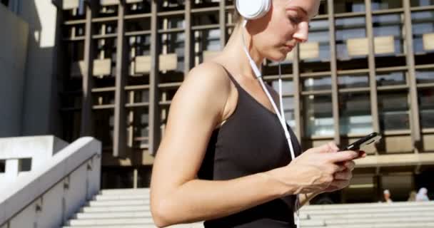 Vrouwelijke Balletdanser Het Gebruik Van Mobiele Telefoon Tijdens Het Wandelen — Stockvideo