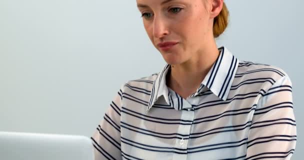 Kobieta Pomocą Laptopa Telefonu Tabela Białym Tle — Wideo stockowe