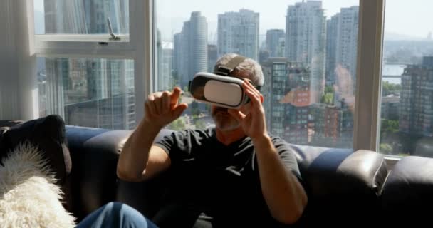 Hombre Usando Auriculares Realidad Virtual Sofá Casa — Vídeo de stock