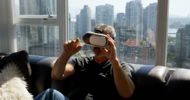 Mann Mit Virtual Reality Headset Auf Sofa Hause — Stockvideo